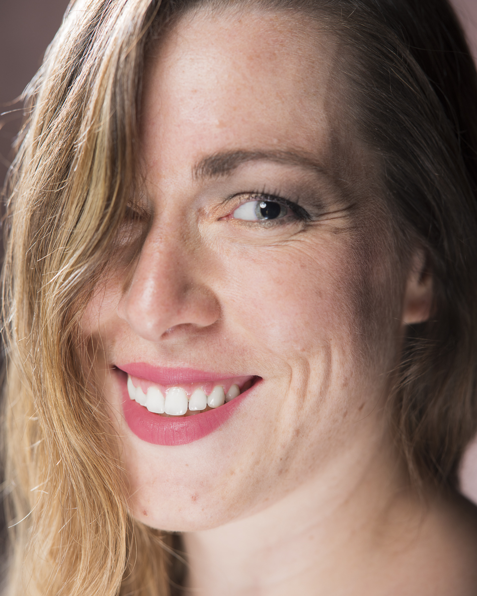 Portrait couleur de femme en studio en séance photo thérapie